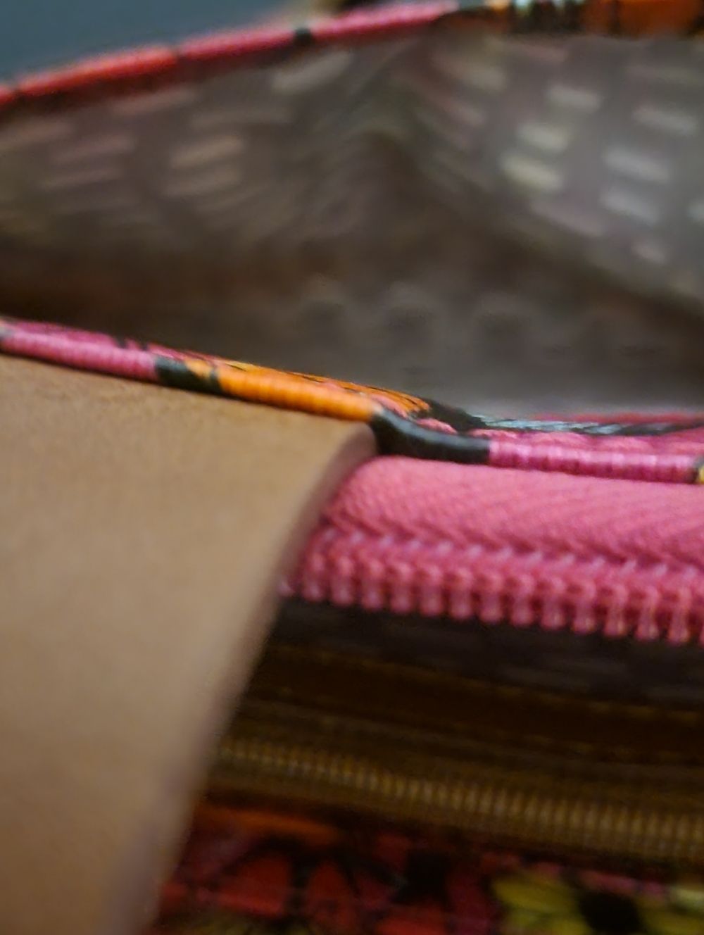 SAKROOTS Floral Pink Crossbody Bag with Tan Strap - Picture 3 of 3